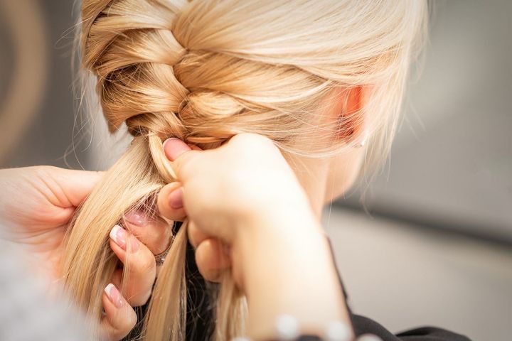 Zapomnij o tradycyjnych warkoczach. Ich miejsce zajął fake braid. Fryzjerzy zacierają ręce