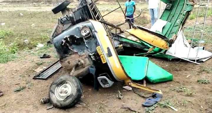 1 killed, 5 injured as truck rams into auto-rickshaw - OrissaPOST