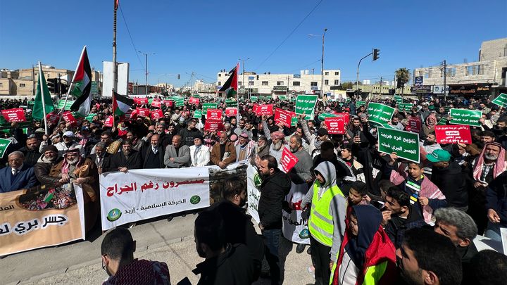 "طعنة في ظهر غزة".. الأردنيون يرفضون الجسر البري