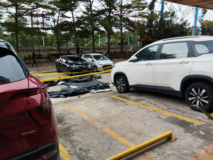 4 Orang Sekeluarga Bunuh Diri, Ada Bucket Bunga di TKP yang Terpasang Garis Polisi : Okezone Megapolitan