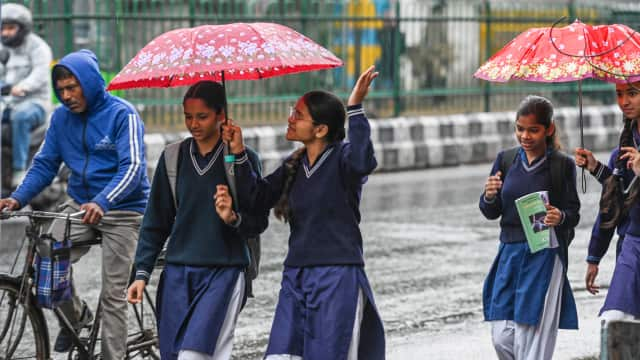 Delhi Weather: ठंड के बाद गर्मी सहने को रहें तैयार, दिल्ली-NCR में मौसम ने मारी पलटी; कब होगी बारिश?