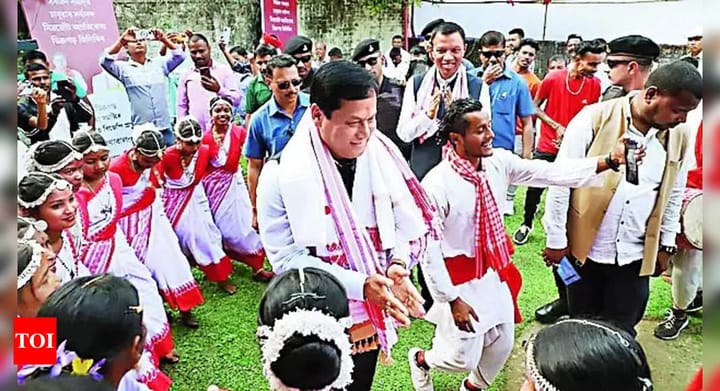 Sarbananda Sonowal Woos Tea Tribe Voters with Jhumur Dance in Dibrugarh | Guwahati News - Times of India