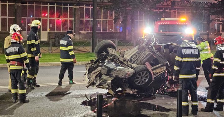 Accident grav în Oradea: o mașină s-a rupt în două după ce a lovit un stâlp - ARADON