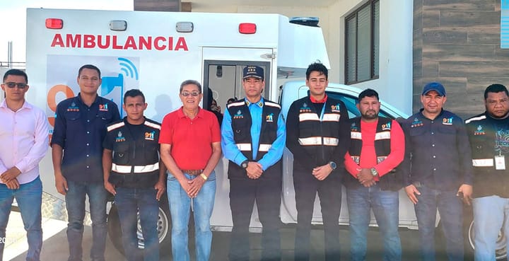 Moderna ambulancia y carro doble cabina recibe el 911 - Diario La Tribuna