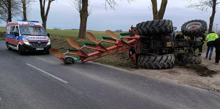 Zderzenie ciągnika z ciężarówką. Traktor wylądował w rowie, a samochód prosto w drzewie