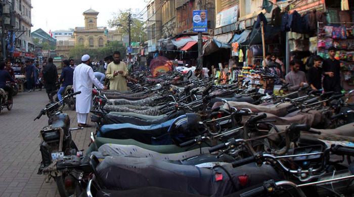 Good news for Karachiites: Car lifting charges abolished from iftar to sehri