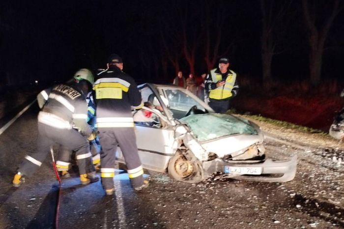 FOTO Trei persoane au fost descarcerate la Fălești în urma unui accident rutier