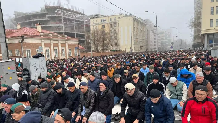 Тысячи мусульман совершили намаз в мечетях Москвы в честь Ураза-байрама