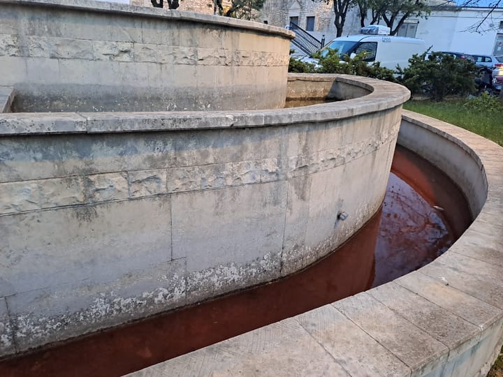 Ostuni, i cittadini segnalano: acqua stagnante nella Fontana del Prete