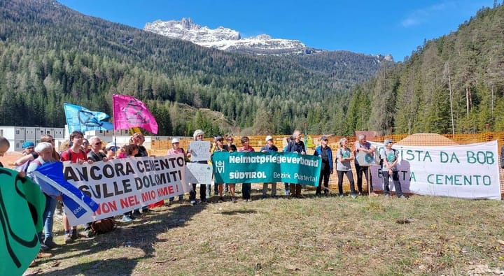 Olimpiadi invernali, protesta ambientalista contro al pista da bob: ma i cortinesi sono pochi