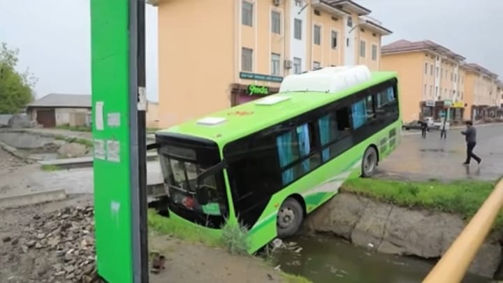 Под Джизаком автобус съехал в канал. Видео