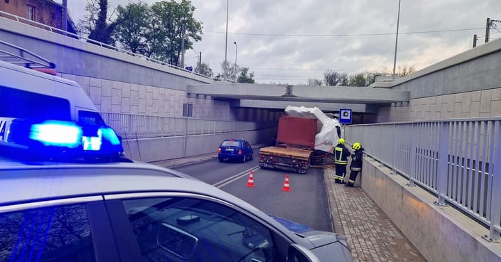 Nowy tunel uszkodzony. Cała konstrukcja do kontroli