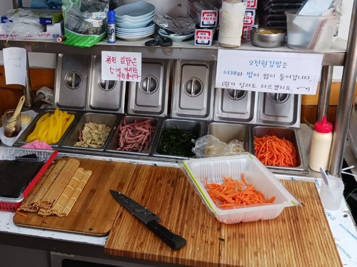 [르포] 1000원 김밥 먹고, 구내식당 찾고...고물가에 밥값 줄이는 직장인들