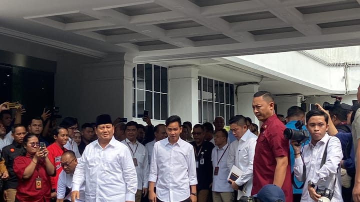 Tiba di KPU RI, Prabowo-Gibran Kompak Kenakan Kemeja Putih