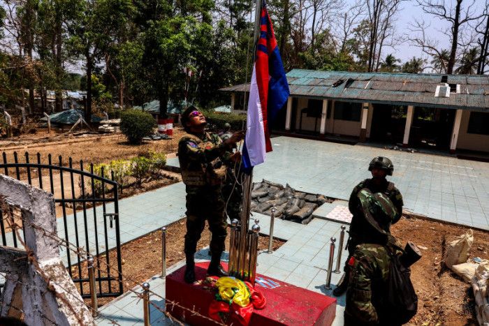 Myanmar rebel group withdraws from border town