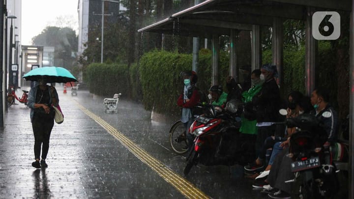 Cuaca Besok Sabtu 27 April 2024: Waspada Hujan Petir di Jakarta Siang hingga Malam