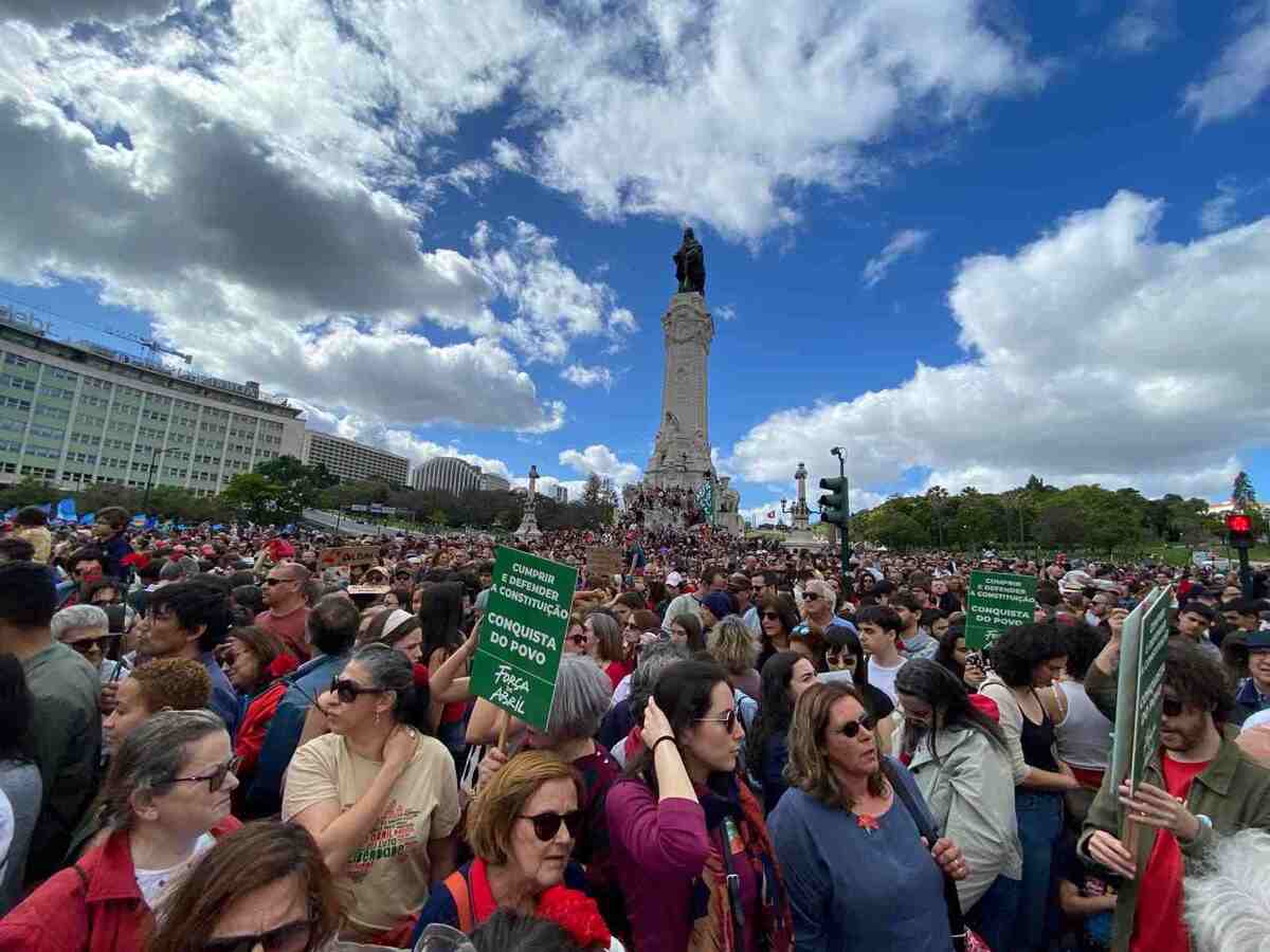 Revolução dos Cravos: comemoração vira grito contra o fascismo em Portugal