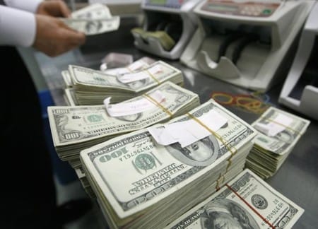 Dollar steady on renewed rate cut bets; yen starts week on back foot