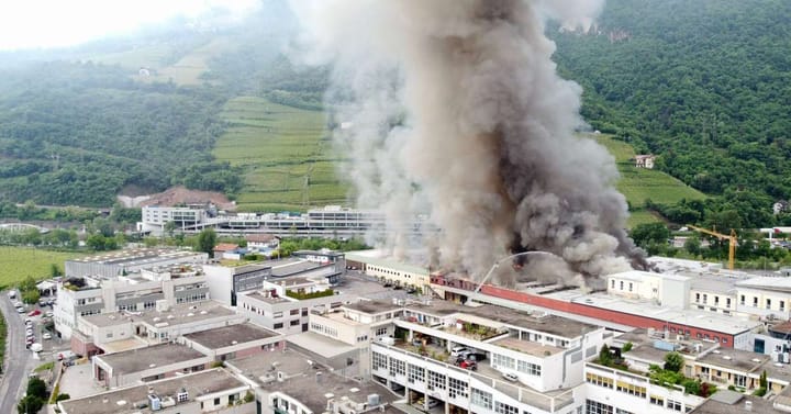 In fiamme la sede dell'Alpitronic: paura ai Piani di Bolzano