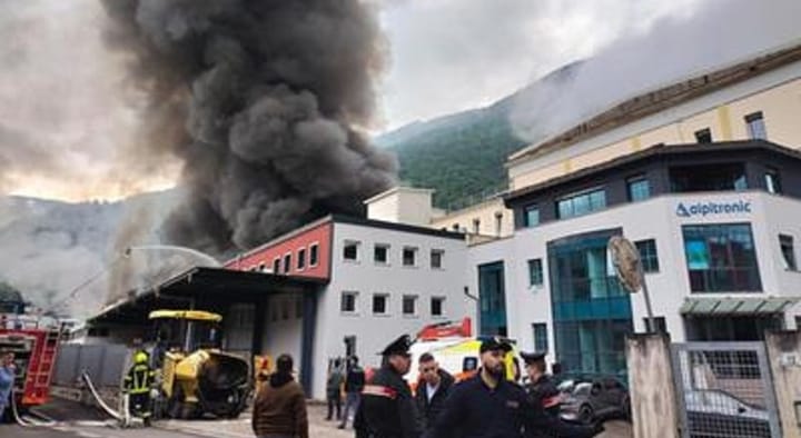 Bolzano. Pauroso incendio all'interno della Alpitronic. Enorme colonna di fumo nero, il Comune: "Tenete le finestre chiuse". Blocco dello spazio aereo sulla città