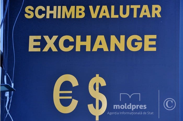 Euro și dolarul își continuă scumpirea