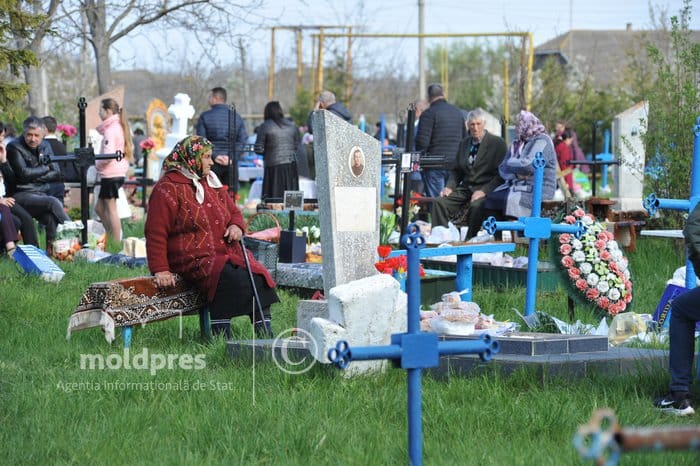 Specialiştii recomandă cetățenilor să renunțe la decorațiuni de plastic pentru cimitire