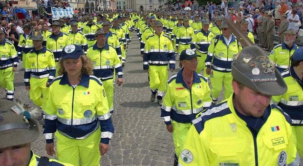 Famiglia dona piatti, posate, lavatrici, tv usati, frigoriferi e forno alla Protezione Civile