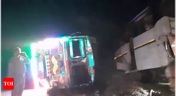 11 dead, 10 injured as dumper truck falls on bus parked near highway in UP's Shahjahanpur | Bareilly News - Times of India