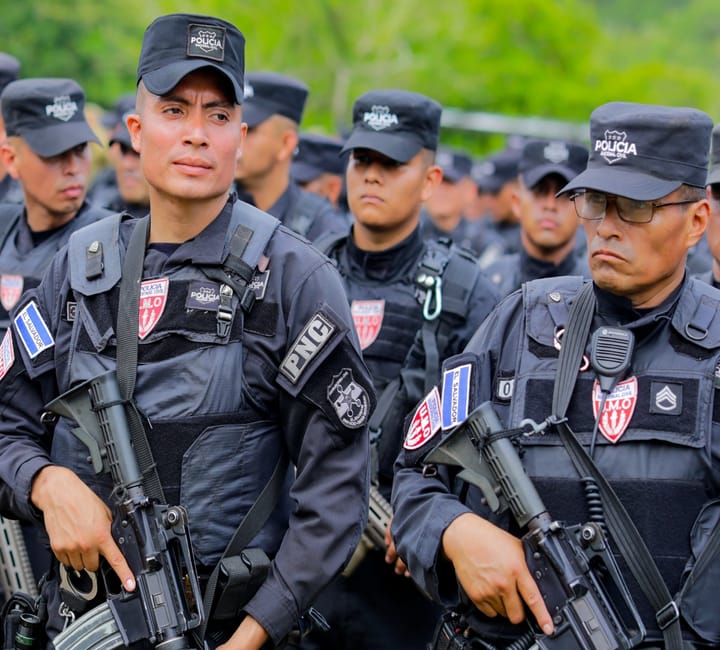 Cerca la policía y milicia a pandillas en El Salvador