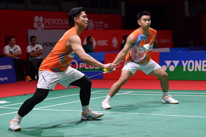 Sze Fei-Izzuddin smash their way into last eight in Singapore