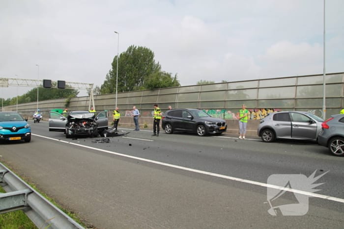 Fikse schade bij kop-staartbotsing op snelweg