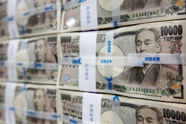 Yen falls after dovish BOJ; euro limps towards weekly loss