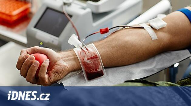 Chybí krev. Novými dárci mohou být od července i gayové, kteří mají sex