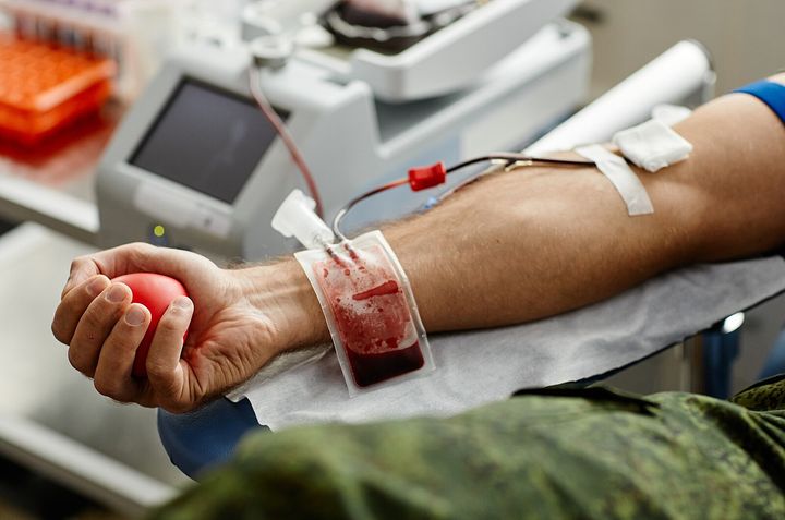 Chybí krev. Novými dárci mohou být od července i gayové, kteří mají sex