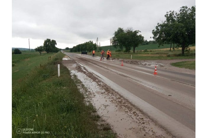 FOTO // Muncitorii desfășoară lucrări de curățare a drumurilor. ASD atenționează participanții la trafic să evite zonele afectate de ploi