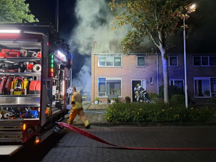 Veel rook bij brand in twee-onder-een-kapwoning