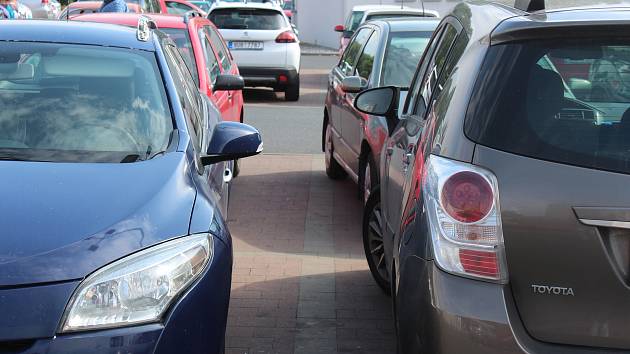 Parkovací místa Mělníku nestačí. Hledá řešení. U sousedů zvolili parkovací zóny