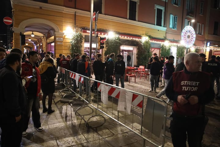 Disco in piazza Rossini a Bologna,  residenti spiazzati:  "Mai stati coinvolti".  Tavolini ai locali vicini