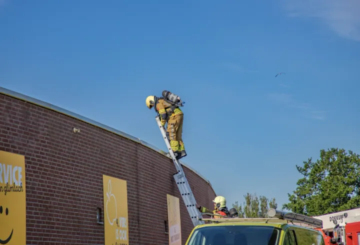 Brand op dak voor Jumbo supermarkt in Dokkum