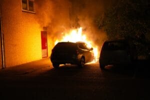 Auto door brand verwoest, mogelijk brandstichting